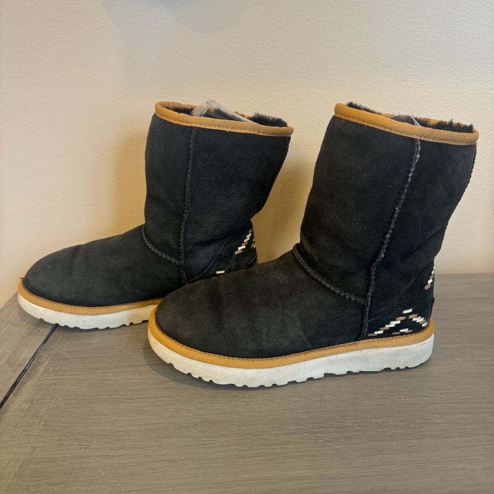 UGG Australia Classic Short Leather Fur Sz 5 Boots Winter Snow SOUTHWEST PATTERN - Picture 2 of 9